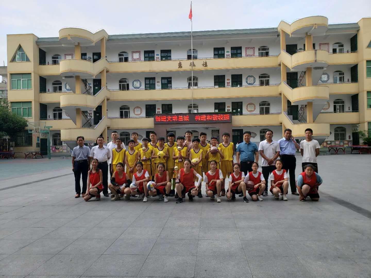 阜南縣初中領(lǐng)導(dǎo)團(tuán)隊引領(lǐng)變革新時代